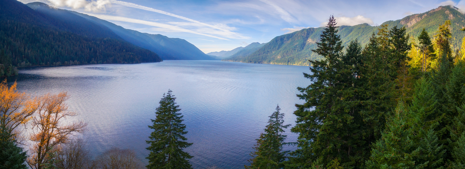 Image of a lake in the Cascade mountains on a sunny day